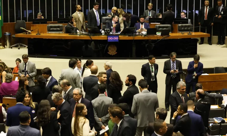 Câmara dos Deputados aprova projeto que amplia licença-paternidade para até 20 dias
