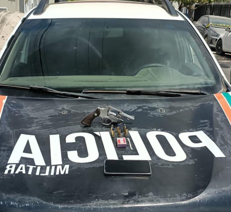 PM apreende revólver e conduz homem de 31 anos após denúncia de comportamento suspeito em posto de combustível em Itapipoca