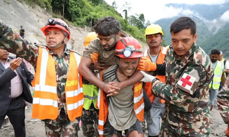 Resgate no Nepal busca mais de 100 trabalhadores que podem estar presos em túneis após enchentes