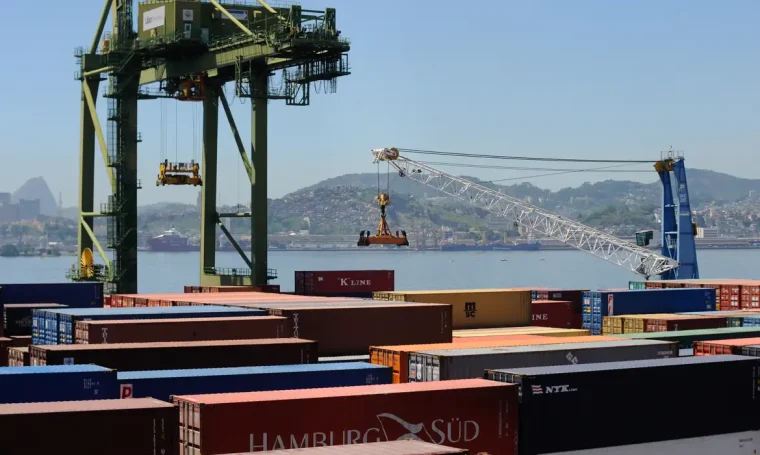 Balança comercial brasileira tem superávit de US$ 7,4 bilhões em agosto