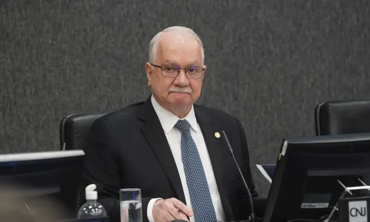 Fachin aguarda manifestações de Moraes e Mendonça antes de decidir sobre crise no STF