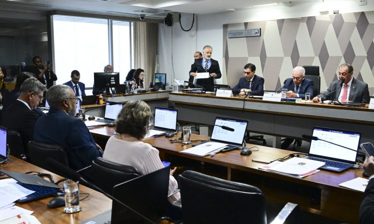 CCJ do Senado aprova PEC que prevê fim da escala 6×1 e redução da jornada de trabalho