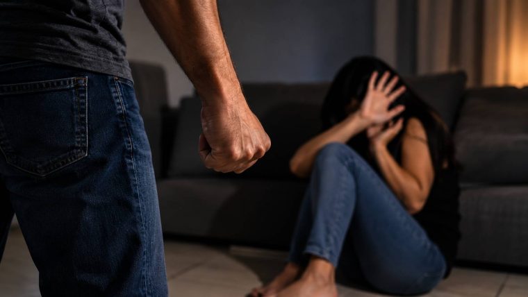 Homem é preso em flagrante suspeito de agredir companheira durante a madrugada em Itapipoca