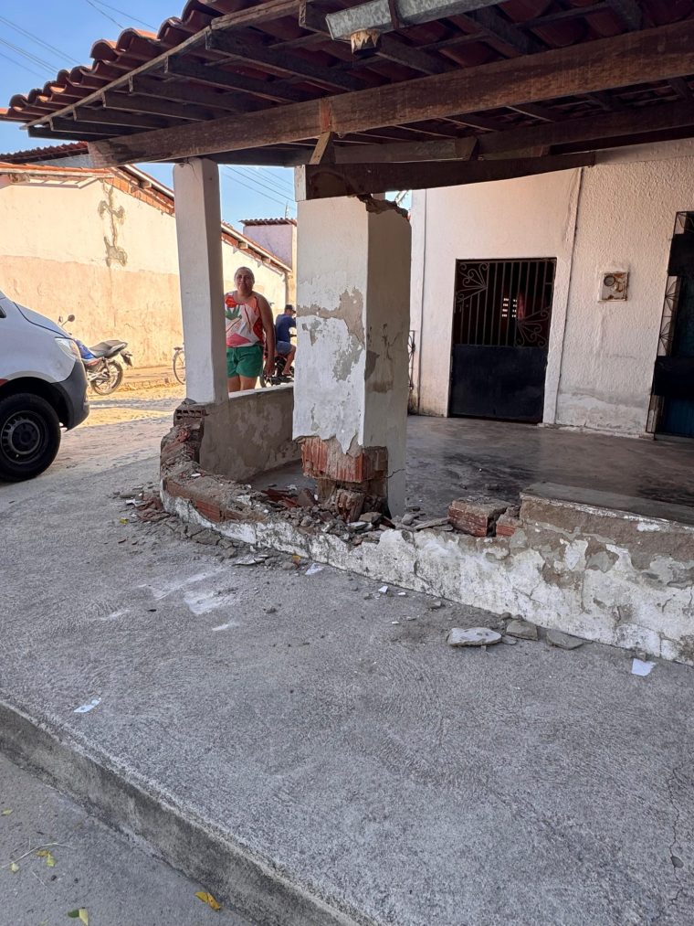 Homem em retroescavadeira derruba parte de imóvel e deixa duas pessoas feridas no distrito de Deserto, em Itapipoca