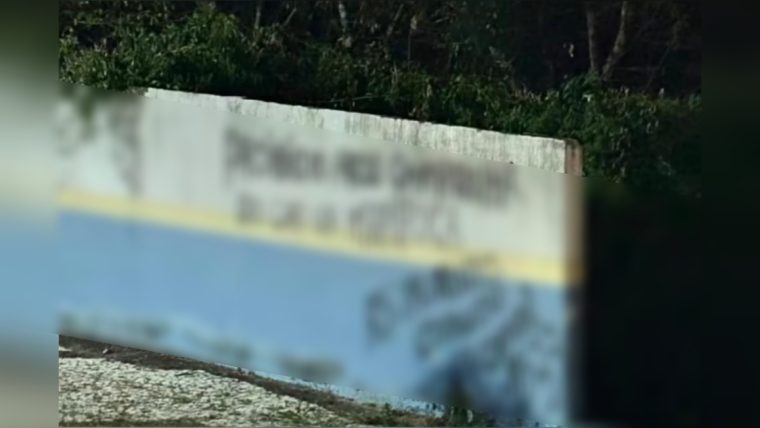 Pichação em muro de escola de Itapipoca, com teor político e possível ameaça, é investigada pela Polícia Civil; grupo criminoso com atuação no município nega autoria