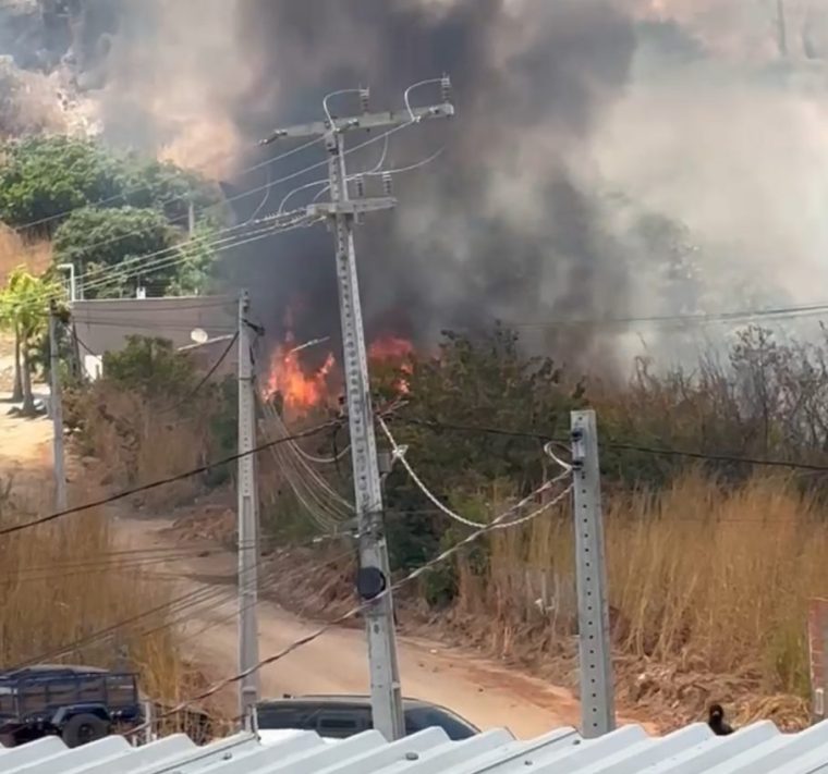 Incêndio atinge área de mata e assusta moradores no bairro Madalenas, em Itapipoca