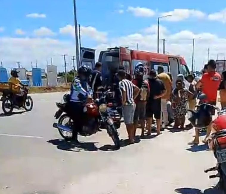 Acidente entre carro e duas motos é registrado na Avenida Perimetral, em Itapipoca