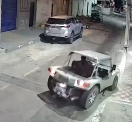 Condutor de buggy perde o controle e bate contra poste no Centro de Itapipoca