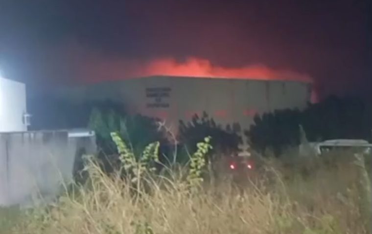 Incêndio de grandes proporções atinge antigo prédio da Prefeitura de Itapipoca, no bairro Nova Aldeota