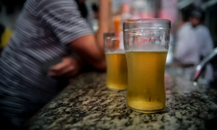 Álcool e cigarro podem causar cegueira, apontam especialistas