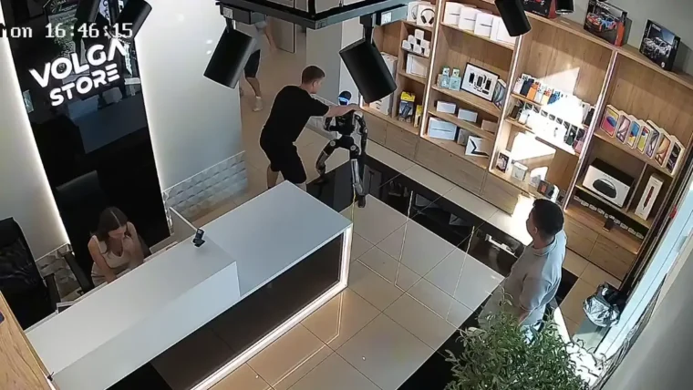Robô humanoide tenta chutar cliente após ser empurrado dentro de loja na Rússia