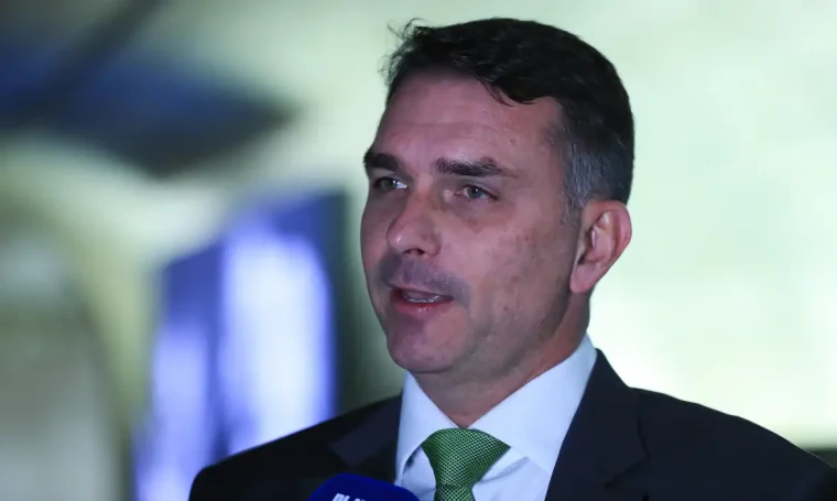 André Mendonça autoriza inquérito contra Flávio Bolsonaro por suspeitas em financiamento de filme sobre Jair Bolsonaro
