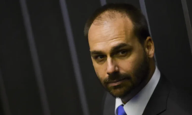Ministério da Justiça demite Eduardo Bolsonaro da Polícia Federal por abandono de cargo