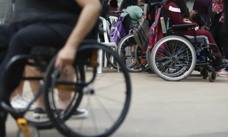 Censo 2022 revela desigualdades para pessoas com deficiência em moradia, transporte e participação política