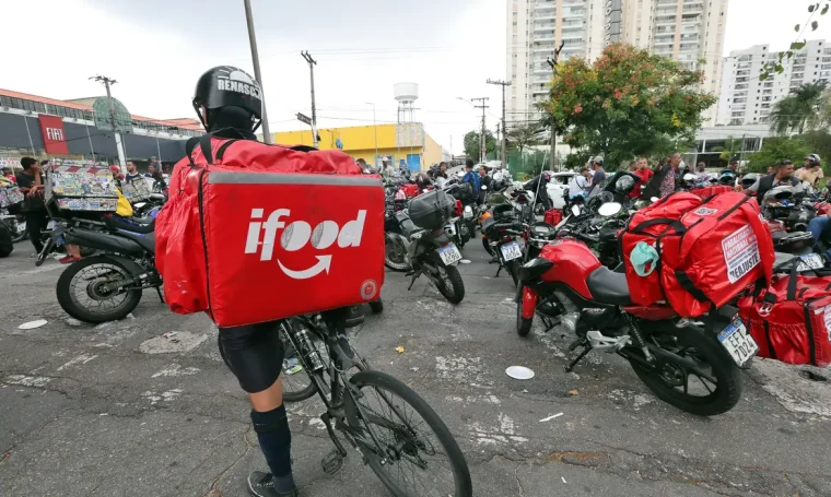 Trabalho por aplicativos reúne quase 2 milhões de pessoas no Brasil, aponta IBGE